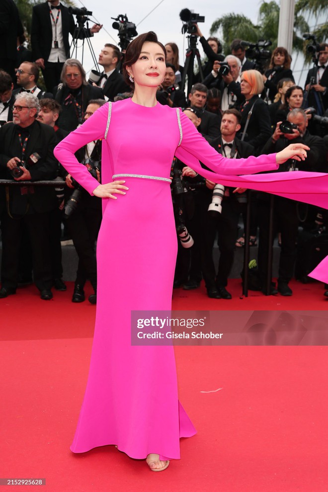 Thảm đỏ khai mạc LHP Cannes 2024: Heidi Klum hóa công chúa lấn lướt Quan Hiểu Đồng - Chompoo, sao Trung Quốc làm lố chiếm spotlight - Ảnh 33.