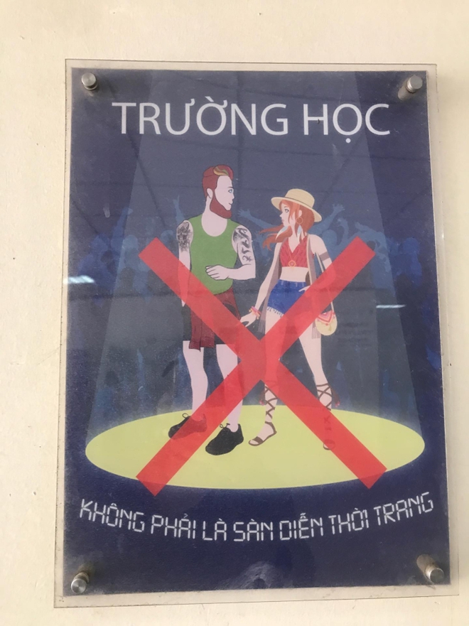 Xôn xao chiếc poster tại ĐH Sân khấu Điện ảnh Hà Nội với nội dung gây tranh cãi: Trường học không phải sàn diễn thời trang - Ảnh 2.