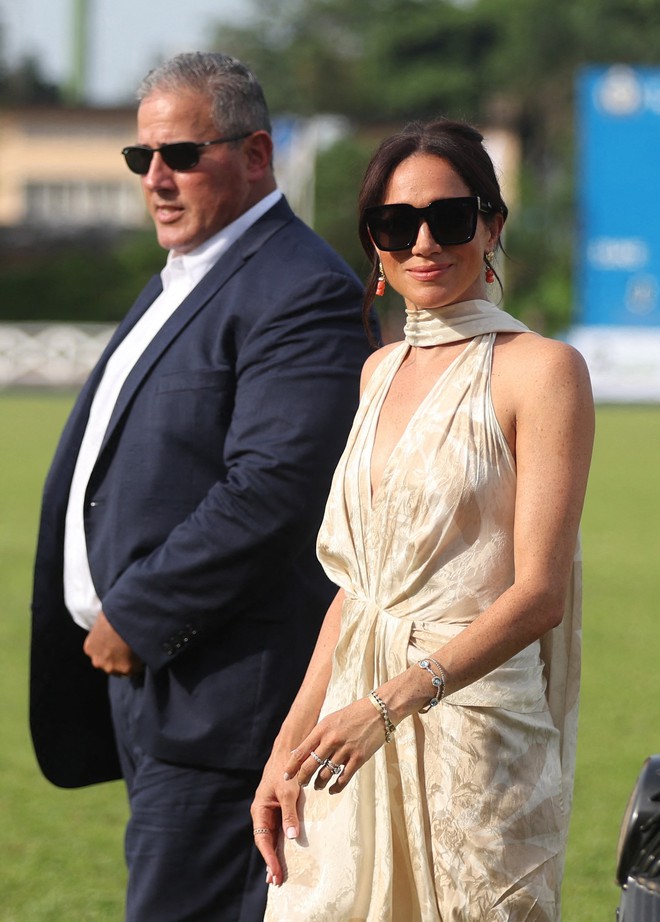 Meghan Markle loves to wear revealing clothes - Photo 10.