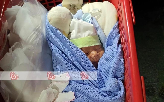 Hưng Yên: Bé trai sơ sinh bị bỏ rơi trong chiếc giỏ nhựa trước cổng chùa - Ảnh 1.