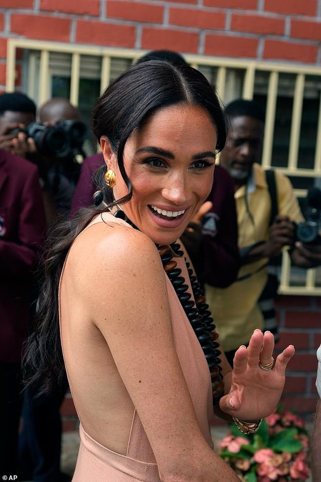 Meghan markle chuộng thời trang gợi cảm 