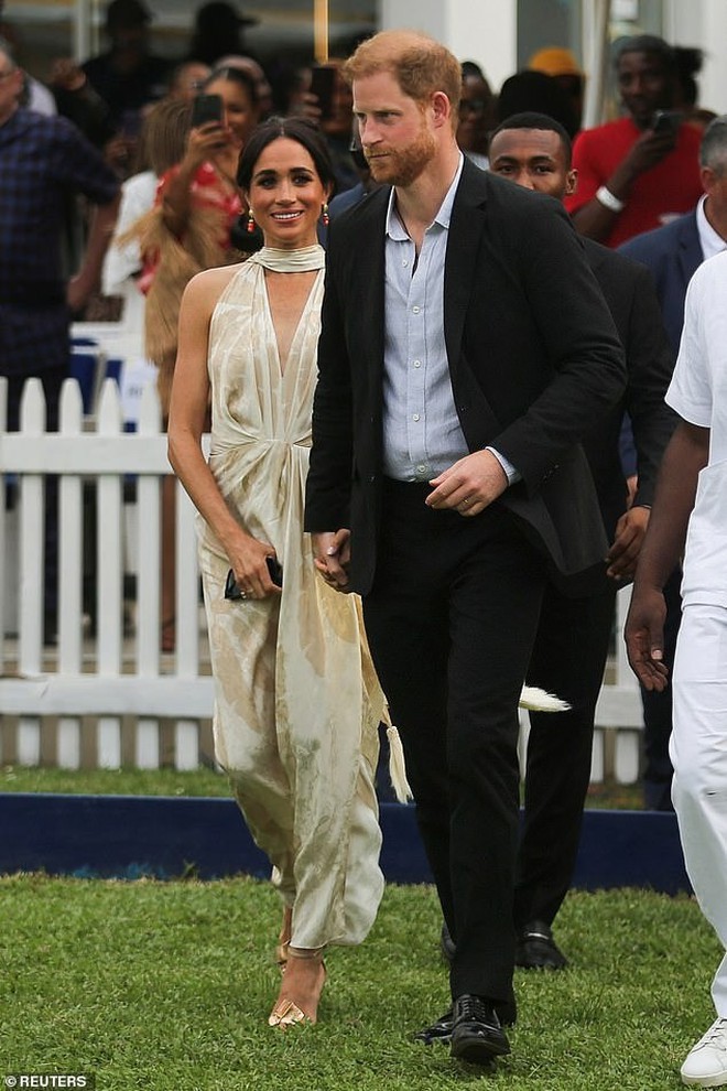 Meghan Markle loves to wear revealing clothes - Photo 10.