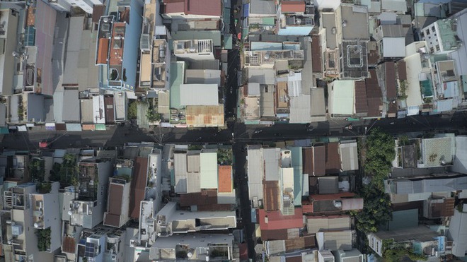 Clip: Cho&aacute;ng ngợp h&igrave;nh ảnh từ tr&ecirc;n cao của một quận nhỏ nhất TP.HCM nhưng c&oacute; mật độ d&acirc;n số cao nhất Việt Nam - Ảnh 6.