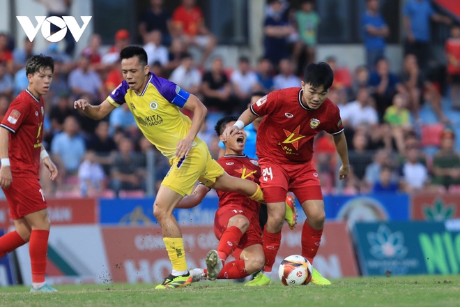 Đội hình tiêu biểu vòng 18 V-League 2023/2024: Văn Quyết sát cánh cùng Quang Hải - Ảnh 1.