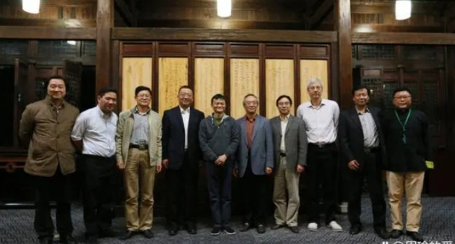 Đến buổi họp lớp, Jack Ma chụp một bức ảnh cũng gây bão mạng xã hội: Người xem gật gù người này xứng đáng nhận sự kính nể - Ảnh 6.