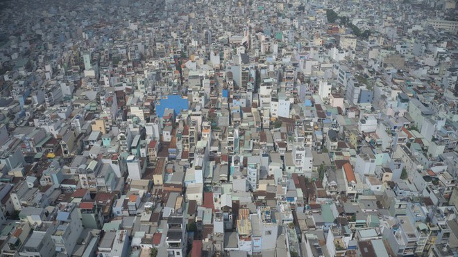 Clip: Cho&aacute;ng ngợp h&igrave;nh ảnh từ tr&ecirc;n cao của một quận nhỏ nhất TP.HCM nhưng c&oacute; mật độ d&acirc;n số cao nhất Việt Nam - Ảnh 5.