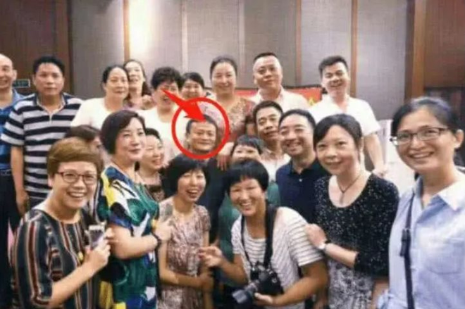 Đến buổi họp lớp, Jack Ma chụp một bức ảnh cũng gây bão mạng xã hội: Người xem gật gù người này xứng đáng nhận sự kính nể - Ảnh 5.