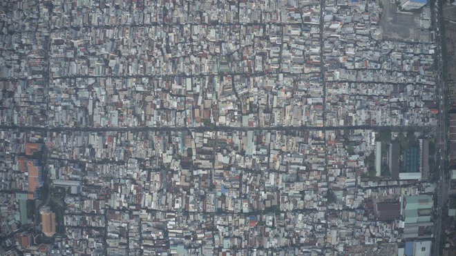 Clip: Cho&aacute;ng ngợp h&igrave;nh ảnh từ tr&ecirc;n cao của một quận nhỏ nhất TP.HCM nhưng c&oacute; mật độ d&acirc;n số cao nhất Việt Nam - Ảnh 4.