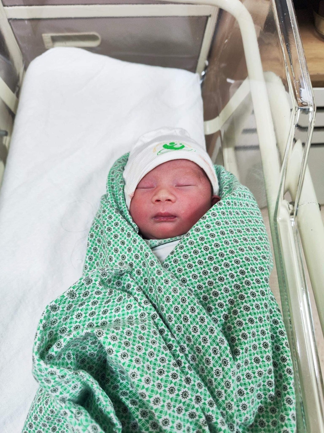 Chi 40 triệu đẻ mổ ở viện Phụ Sản H&agrave; Nội, mẹ bỉm ưng qu&aacute; chừng - Ảnh 1.