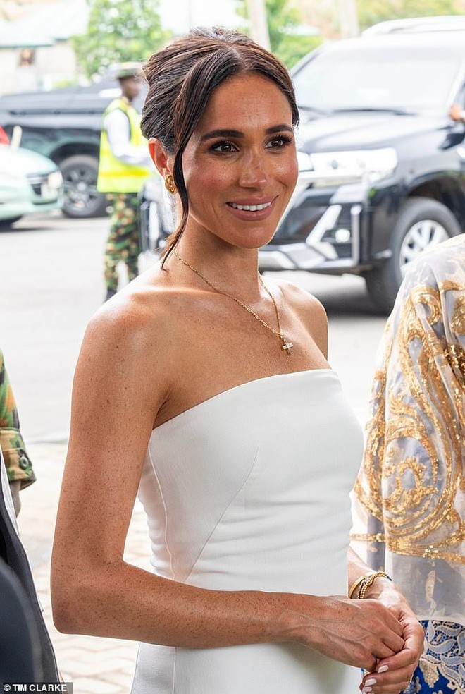 Meghan markle chuộng thời trang gợi cảm 