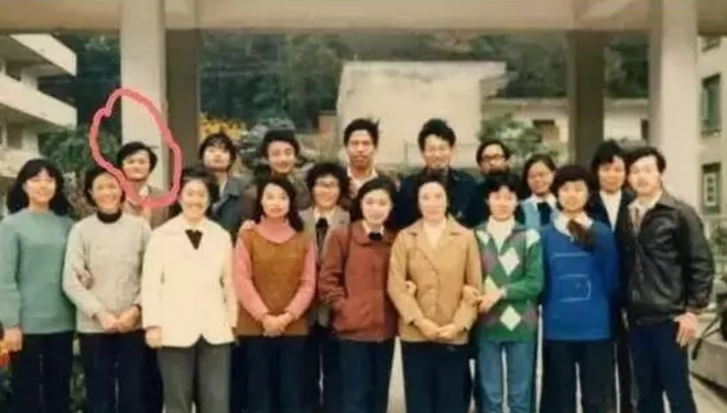 Đến buổi họp lớp, Jack Ma chụp một bức ảnh cũng gây bão mạng xã hội: Người xem gật gù người này xứng đáng nhận sự kính nể - Ảnh 3.