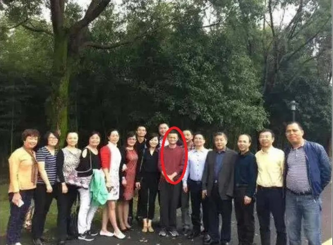 Đến buổi họp lớp, Jack Ma chụp một bức ảnh cũng gây bão mạng xã hội: Người xem gật gù người này xứng đáng nhận sự kính nể - Ảnh 1.