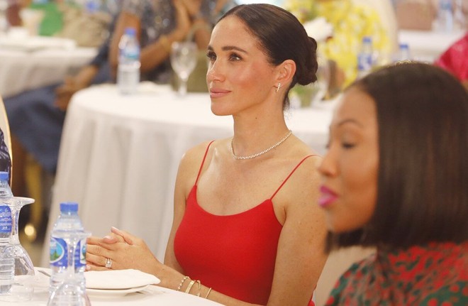 Meghan Markle chuộng mặc hở - Ảnh 5.