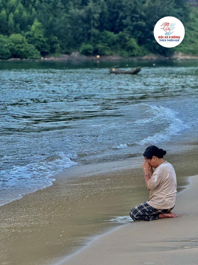 Tấm ảnh buồn nhất lúc này: Người mẹ gục khóc, cầu nguyện bên bãi biển Lăng Cô mong chờ phép màu con quay về sau 4 ngày mất tích - Ảnh 1.
