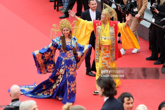 Cannes red carpet day 2: Anya Taylor-Joy doll is incredibly beautiful compared to Duong Yen - Quan Hieu Dong, Chris Hemsworth brought the whole family to attend - Photo 37.