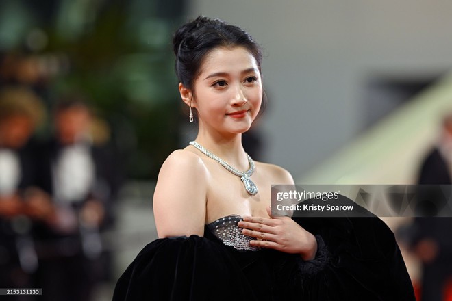 Cannes red carpet day 2: Anya Taylor-Joy doll is incredibly beautiful compared to Duong Yen - Quan Hieu Dong, Chris Hemsworth brought the whole family to attend - Photo 10.