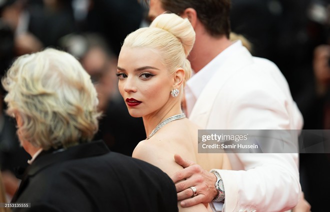 Cannes red carpet day 2: Anya Taylor-Joy doll is incredibly beautiful compared to Duong Yen - Quan Hieu Dong, Chris Hemsworth brought the whole family to attend - Photo 5.