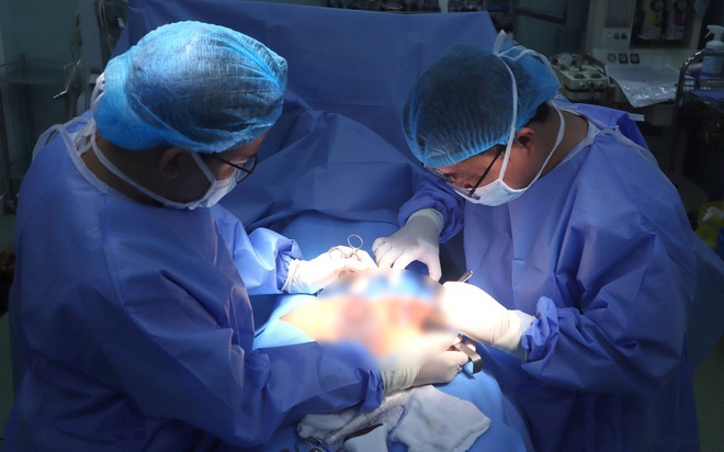 Người đàn ông trong lúc giúp heo mẹ đẻ, bị heo táp rách “của quý” - Ảnh 1.