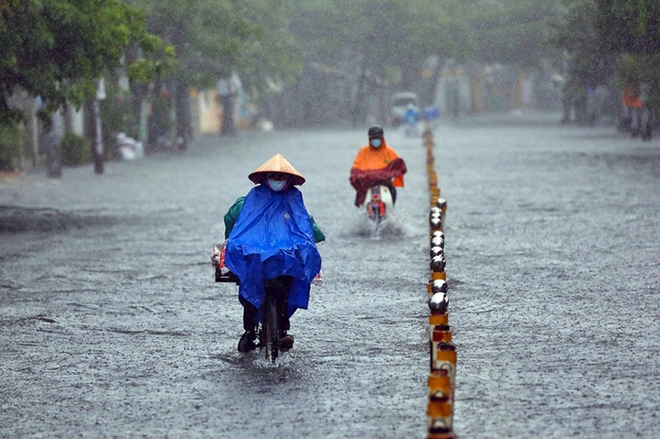 Dự báo Hà Nội có mưa dông, đề phòng lốc, sét, mưa đá - Ảnh 1.