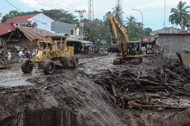 Chùm ảnh: Lũ lụt càn quét gây chết người, tạo cảnh tượng kinh hoàng tại Indonesia - Ảnh 10.