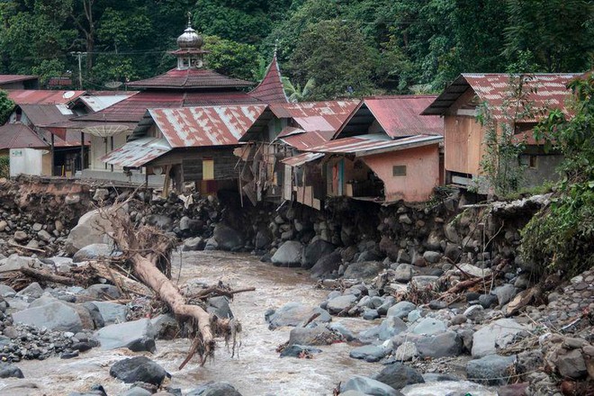 Chùm ảnh: Lũ lụt càn quét gây chết người, tạo cảnh tượng kinh hoàng tại Indonesia - Ảnh 1.