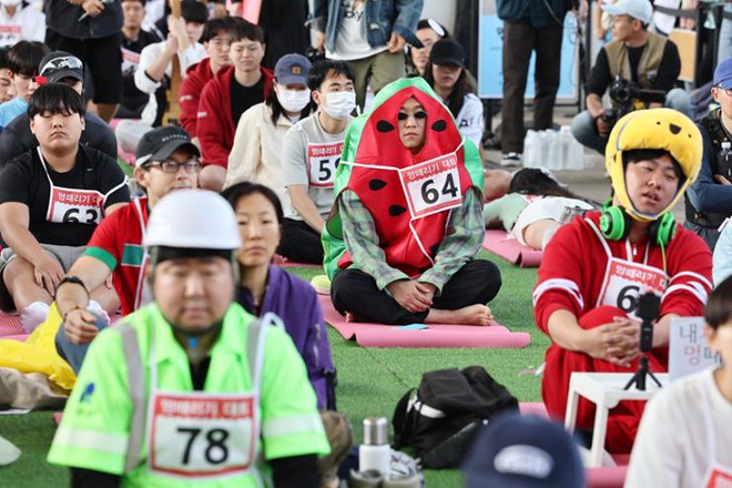 Cuộc thi ngồi đờ đẫn tại Hàn Quốc khiến nhiều người cười ra nước mắt, suốt 10 năm vẫn gây sốt vì một lý do - Ảnh 1.