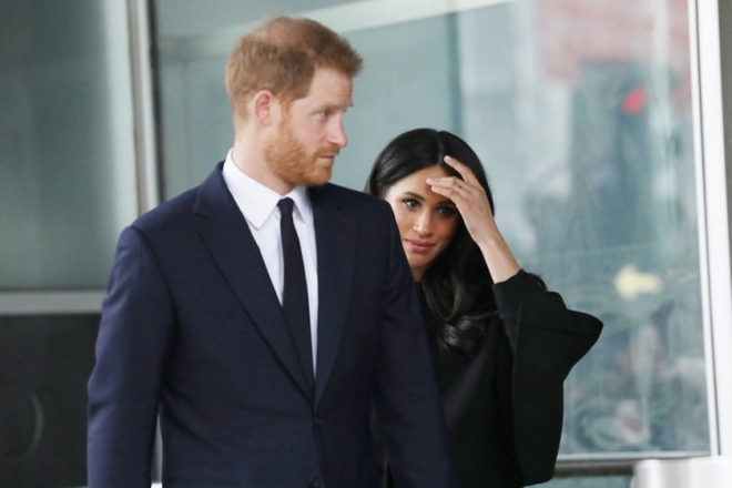 Harry và Meghan Markle chịu đòn - Ảnh 1.