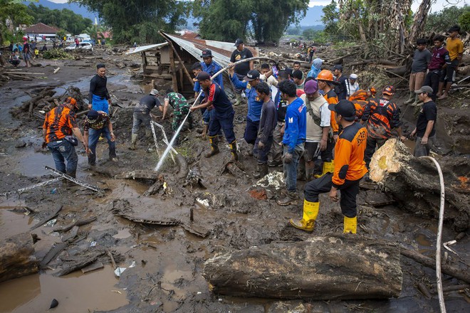 Chùm ảnh: Lũ lụt càn quét gây chết người, tạo cảnh tượng kinh hoàng tại Indonesia - Ảnh 9.