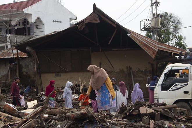 Chùm ảnh: Lũ lụt càn quét gây chết người, tạo cảnh tượng kinh hoàng tại Indonesia - Ảnh 7.