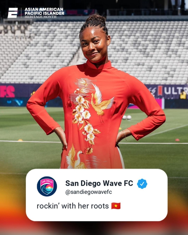 Xúc động hình ảnh nữ cầu thủ gốc Việt đầu tiên chơi ở đội tuyển Mỹ diện áo dài thướt tha - Ảnh 1.