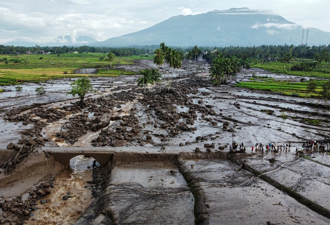 Chùm ảnh: Lũ lụt càn quét gây chết người, tạo cảnh tượng kinh hoàng tại Indonesia - Ảnh 6.