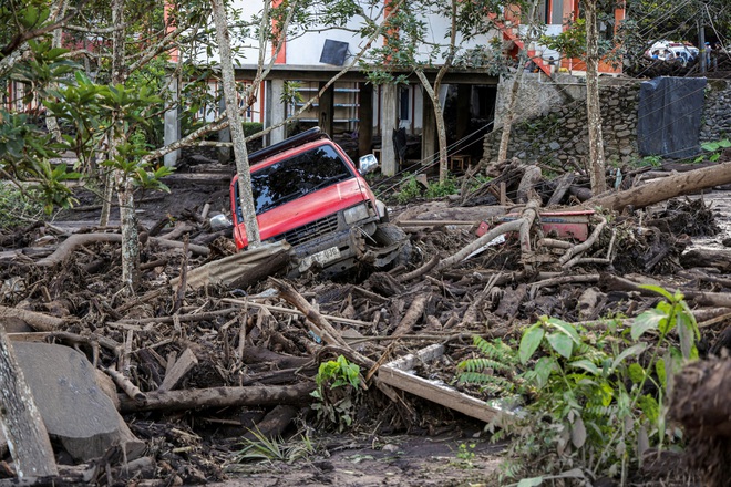 Chùm ảnh: Lũ lụt càn quét gây chết người, tạo cảnh tượng kinh hoàng tại Indonesia - Ảnh 5.