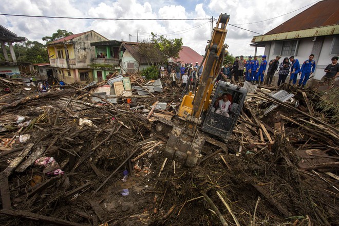 Chùm ảnh: Lũ lụt càn quét gây chết người, tạo cảnh tượng kinh hoàng tại Indonesia - Ảnh 4.
