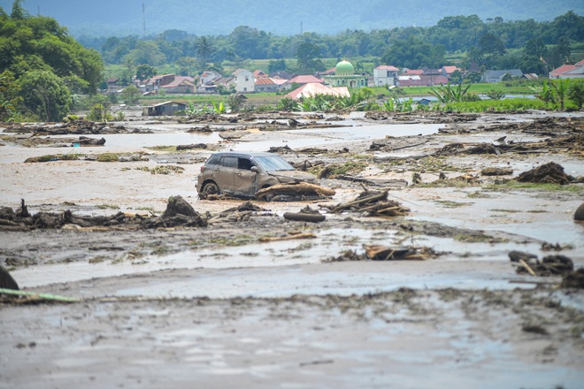 Chùm ảnh: Lũ lụt càn quét gây chết người, tạo cảnh tượng kinh hoàng tại Indonesia - Ảnh 3.