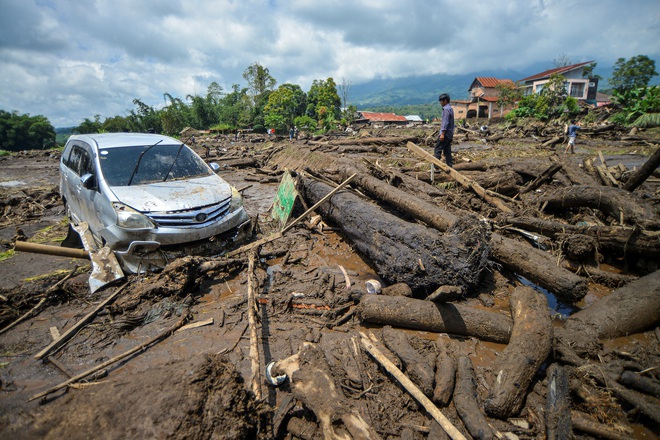 Chùm ảnh: Lũ lụt càn quét gây chết người, tạo cảnh tượng kinh hoàng tại Indonesia - Ảnh 2.