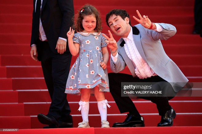 barry-keoghan-r-poses-with-jackie-mellor-1715894905943520953935.jpg
