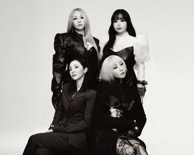 2NE1 tái hợp trong bộ ảnh kỉ niệm 15 năm debut, 4 cô gái mỉm cười hạnh phúc bên nhau thật xúc động quá! - Ảnh 2.