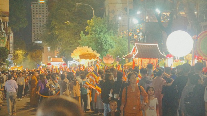 TPHCM: Hàng ngàn người tham gia Lễ rước kiệu Đức Phật đản sinh - Ảnh 3.