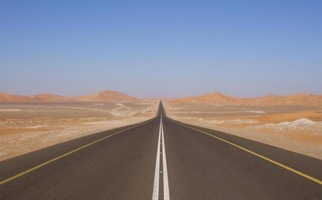 Xẻ ngang sa mạc, Saudi Arabia xây dựng công trình như phim viễn tưởng: Dải bê tông nhựa thẳng tắp dài 240 km, không khúc quanh, không ngã rẽ, lập Kỷ lục Guinness Thế giới - Ảnh 1.