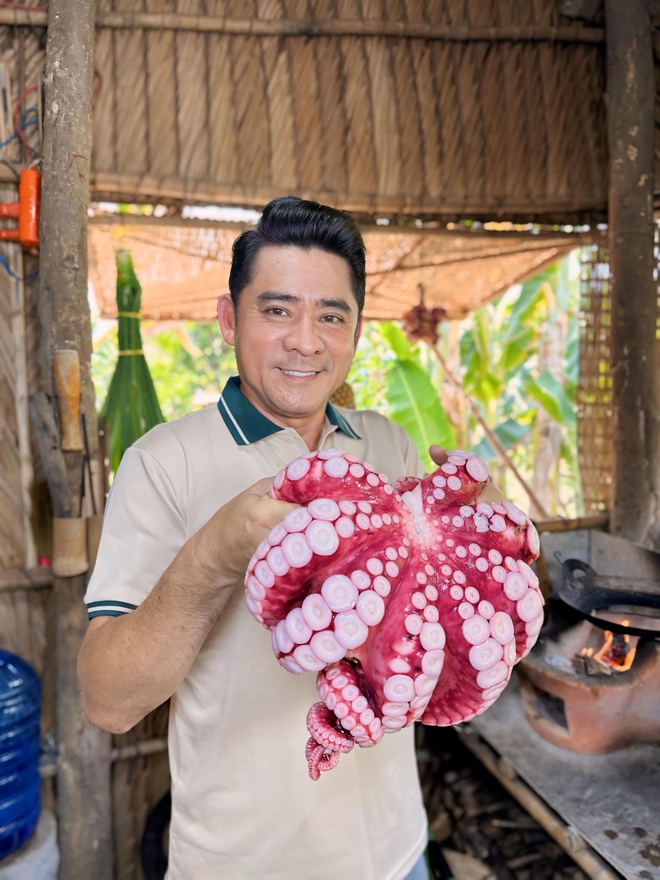 Không chỉ giỏi nấu ăn, Huỳnh Anh Tuấn còn có những màn đối đáp vừa hài vừa đáng yêu thế này bảo sao ra clip nào cũng triệu view - Ảnh 3.