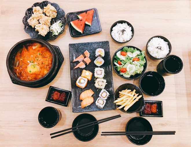 Sushi, cơm cuộn vừa ngon vừa tiện nhưng ăn vào mùa hè càng cần chú ý 3 điều quan trọng để tránh ngộ độc - Ảnh 2.