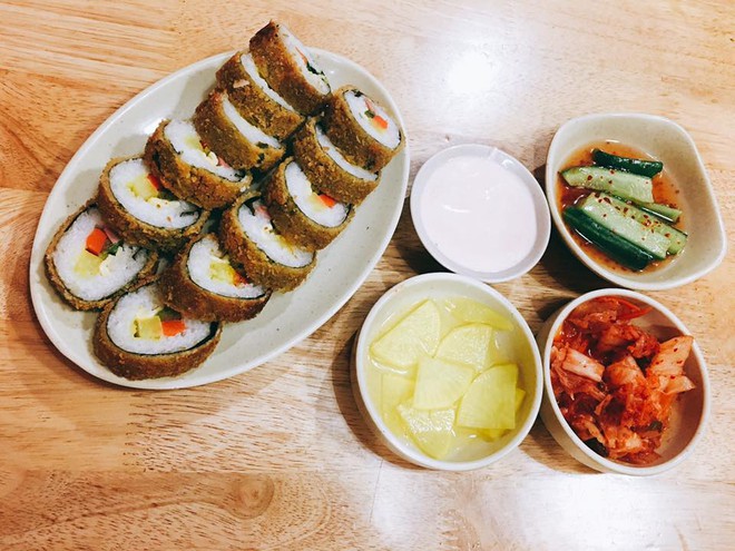Sushi, cơm cuộn vừa ngon vừa tiện nhưng ăn vào mùa hè càng cần chú ý 3 điều quan trọng để tránh ngộ độc - Ảnh 1.