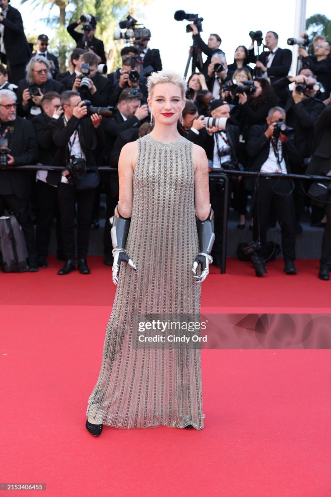 Thảm đỏ Cannes ngày 4: Thảo Nhi Lê hóa Cinderella, Emma Stone - Eva Longoria gợi cảm hết nấc - Ảnh 43.