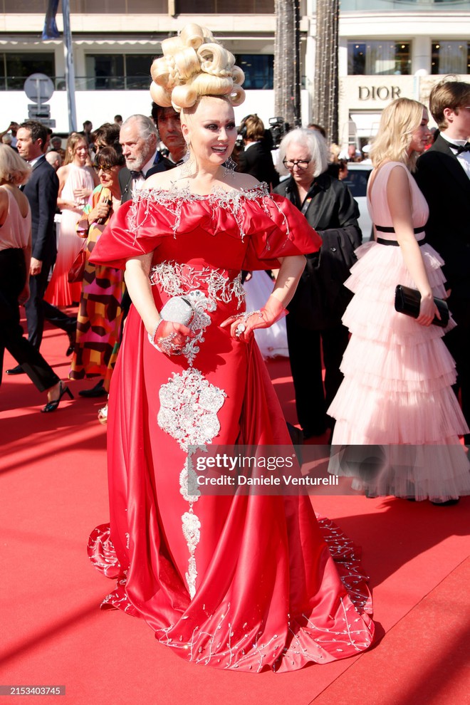 Thảm đỏ Cannes ngày 4: Thảo Nhi Lê hóa Cinderella, Emma Stone - Eva Longoria gợi cảm hết nấc - Ảnh 38.