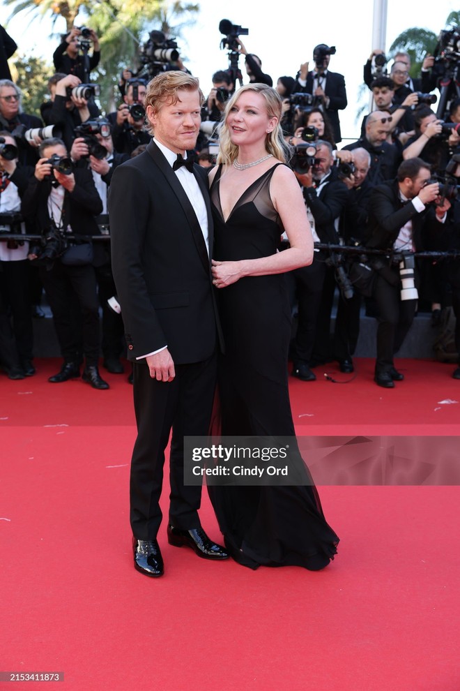 Thảm đỏ Cannes ngày 4: Thảo Nhi Lê hóa Cinderella, Emma Stone - Eva Longoria gợi cảm hết nấc - Ảnh 14.