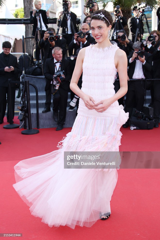 Thảm đỏ Cannes ngày 4: Thảo Nhi Lê hóa Cinderella, Emma Stone - Eva Longoria gợi cảm hết nấc - Ảnh 31.