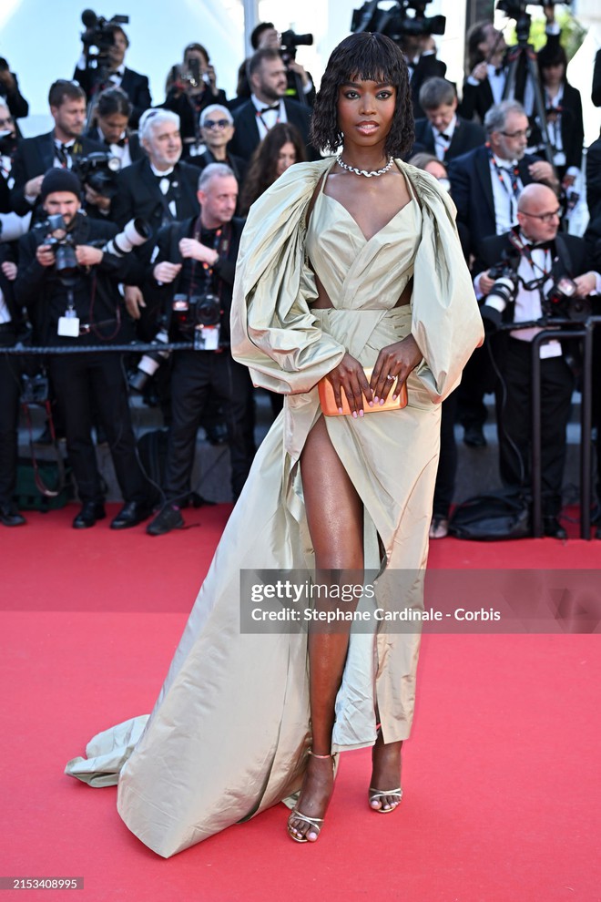 Thảm đỏ Cannes ngày 4: Thảo Nhi Lê hóa Cinderella, Emma Stone - Eva Longoria gợi cảm hết nấc - Ảnh 39.