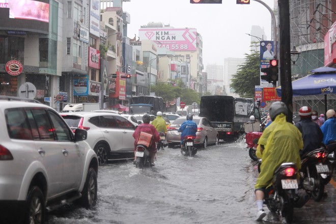 Mưa lớn, nhiều đường phố Đà Nẵng thành sông, giao thông hỗn loạn - Ảnh 9.