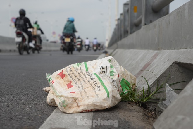 Hà Nội: Rác thải ngập ngụa bịt kín rãnh thoát nước trên cầu Vĩnh Tuy - Ảnh 7.