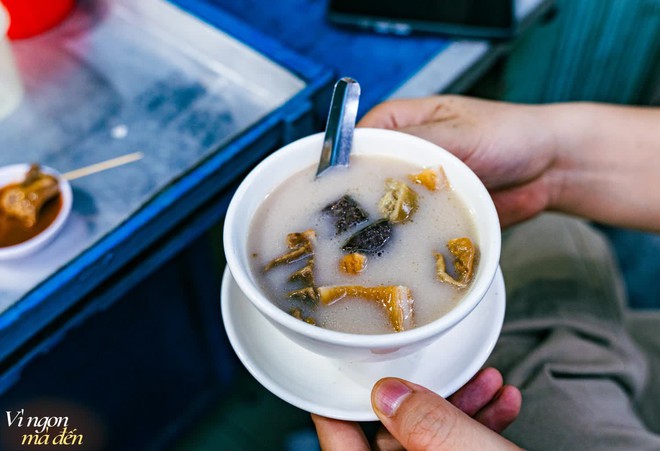 C&oacute; một tiệm b&aacute;n ph&aacute; lấu kh&ocirc;ng m&agrave;u tưởng chừng nhạt nhẽo nhưng chỉ 2 tiếng l&agrave; hết h&agrave;ng, nhiều gia đ&igrave;nh c&ograve;n đưa cả trẻ con đến ăn mỗi tuần! - Ảnh 5.